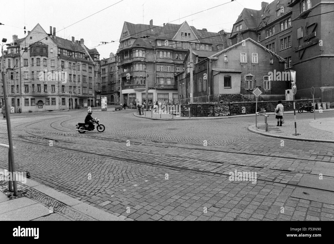 04.03.1990, Halle, Halle, DDR - Streetview in Halle. 00P900304A171CAROEX. JPG - nicht für den Verkauf in G E R M A N Y, A U S T R I A S W I T Z E R L A N D [MODEL-RELEASE: Nein, PROPERTY-RELEASE: kein (C) Caro Fotoagentur / Muhs, http://www.caro-images.pl, info@carofoto.pl - bei der Verwendung von des Bilds nicht-journalistischen Zwecken kontaktieren Sie bitte die Agentur - das Bild unterliegt GEMA!] Stockfoto