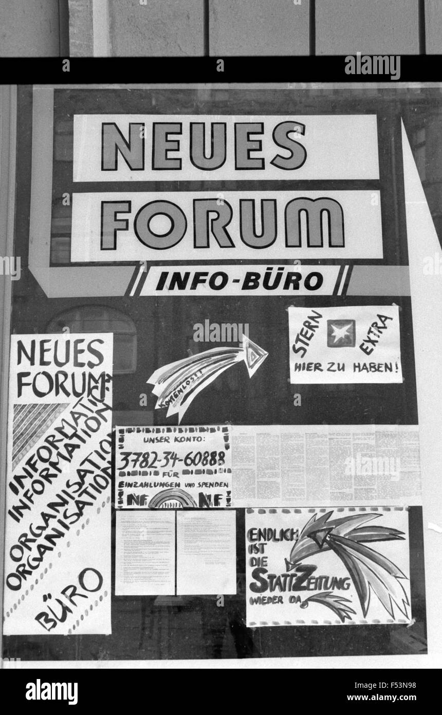 04.03.1990, Halle, Halle, Deutsche Demokratische Republik - Aufkleber und handschriftliche Notizen des neuen Forums in Halle. 00P900304A174CAROEX. JPG - nicht für den Verkauf in G E R M A N Y, A U S T R I A S W I T Z E R L A N D [MODEL-RELEASE: nicht anwendbar, PROPERTY-RELEASE: kein (C) Caro Fotoagentur / Muhs, http://www.caro-images.pl, info@carofoto.pl - bei der Verwendung von des Bilds nicht-journalistischen Zwecken kontaktieren Sie bitte die Agentur - das Bild unterliegt GEMA!] Stockfoto