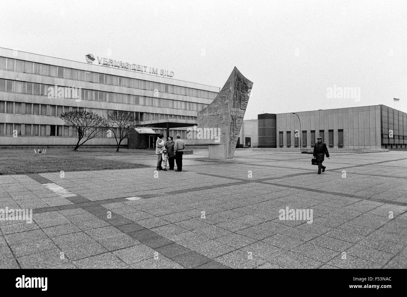 08.03.1990, Dresden, Dresden, DDR - Veröffentlichung Haus Zeit Im Bild in Dresden. 00P900308A184CAROEX. JPG - nicht für den Verkauf in G E R M A N Y, A U S T R I A S W I T Z E R L A N D [MODEL-RELEASE: Nein, PROPERTY-RELEASE: kein (C) Caro Fotoagentur / Muhs, http://www.caro-images.pl, info@carofoto.pl - bei der Verwendung von des Bilds nicht-journalistischen Zwecken kontaktieren Sie bitte die Agentur - das Bild unterliegt GEMA!] Stockfoto