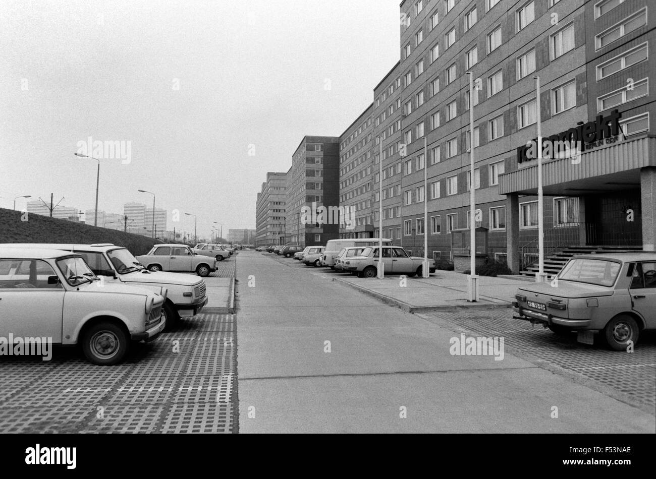 08.03.1990, Berlin, Berlin, DDR - Plattenbauten in der Allee der Kosmonauten. 00P900308A185CAROEX. JPG - nicht für den Verkauf in G E R M A N Y, A U S T R I A S W I T Z E R L A N D [MODEL-RELEASE: nicht anwendbar, PROPERTY-RELEASE: kein (C) Caro Fotoagentur / Muhs, http://www.caro-images.pl, info@carofoto.pl - bei der Verwendung von des Bilds nicht-journalistischen Zwecken kontaktieren Sie bitte die Agentur - das Bild unterliegt GEMA!] Stockfoto