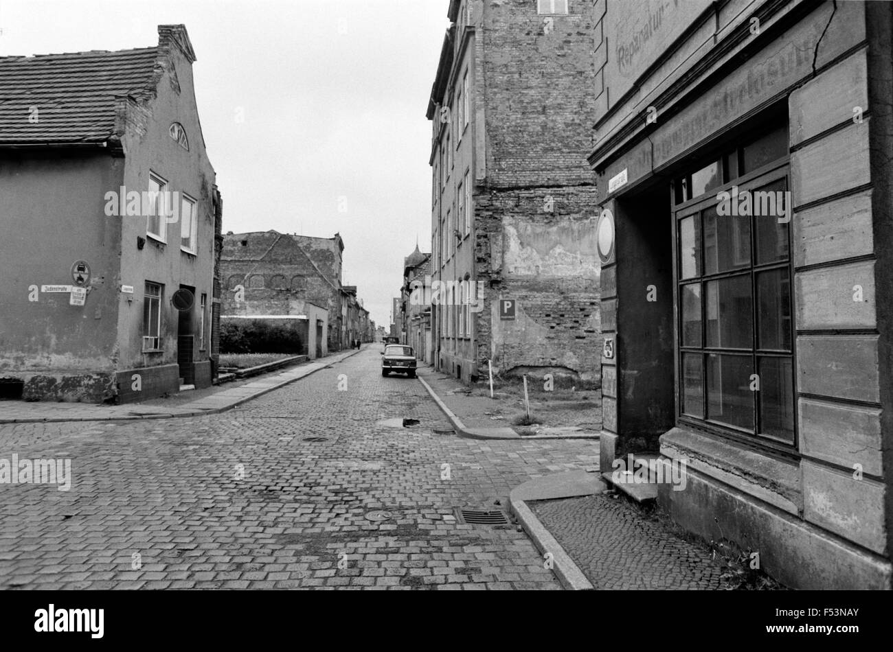 15.05.1990, Stralsund, Rostock, DDR - bewohnt in der Long Street Ecke Juden Straße in Stralsund. 00P900515A186CAROEX. JPG - nicht für den Verkauf in G E R M A N Y, A U S T R I A S W I T Z E R L A N D [MODEL-RELEASE: Nein, PROPERTY-RELEASE: kein (C) Caro Fotoagentur / Muhs, http://www.caro-images.pl, info@carofoto.pl - bei der Verwendung von des Bilds nicht-journalistischen Zwecken kontaktieren Sie bitte die Agentur - das Bild unterliegt GEMA!] Stockfoto