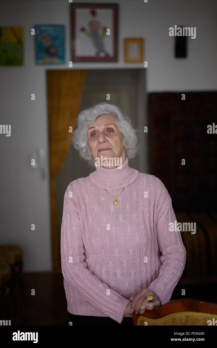 07.05.2015, Budapest, Budapest, Ungarn - Eva Pusztai-Fahidi in ihrer Wohnung in Budapest. Die 90 jährige Auschwitz-Überlebender ist einer der Nebenklaegerin in Oskar Goering Prozess. 0PA130602D041CAROEX. JPG - nicht für den Verkauf in G E R M A N Y, A U S T R I A S W I T Z E R L A N D [MODEL-RELEASE: Nein, PROPERTY-RELEASE: kein (C) Caro Fotoagentur / Ponizak, http://www.caro-images.pl, info@carofoto.pl - bei der Verwendung von des Bilds nicht-journalistischen Zwecken kontaktieren Sie bitte die Agentur - das Bild unterliegt GEMA!] Stockfoto