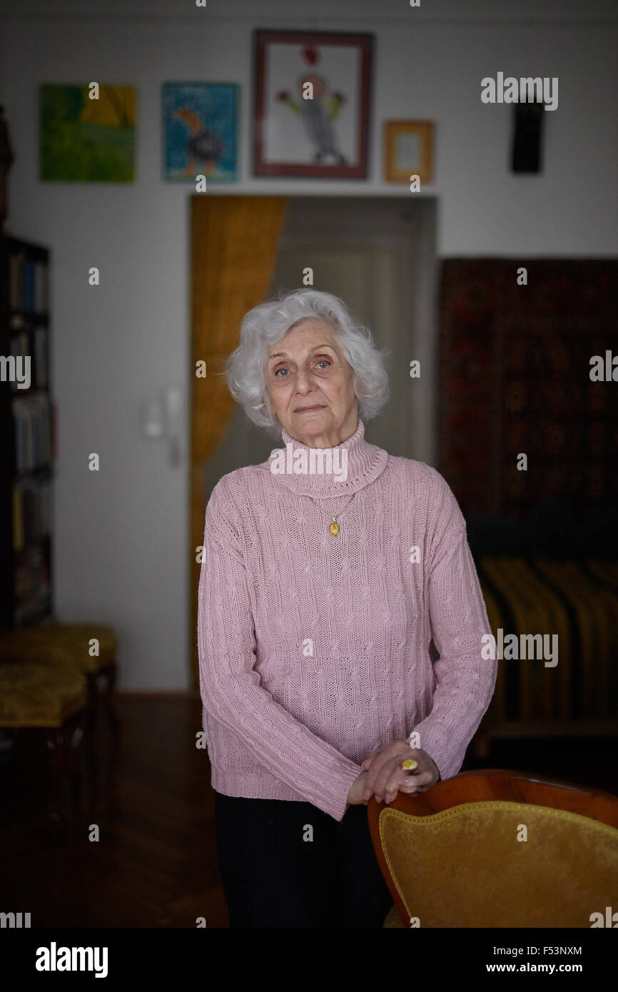 07.05.2015, Budapest, Budapest, Ungarn - Eva Pusztai-Fahidi in ihrer Wohnung in Budapest. Die 90 jährige Auschwitz-Überlebender ist einer der Nebenklaegerin in Oskar Goering Prozess. 0PA130602D045CAROEX. JPG - nicht für den Verkauf in G E R M A N Y, A U S T R I A S W I T Z E R L A N D [MODEL-RELEASE: Nein, PROPERTY-RELEASE: kein (C) Caro Fotoagentur / Ponizak, http://www.caro-images.pl, info@carofoto.pl - bei der Verwendung von des Bilds nicht-journalistischen Zwecken kontaktieren Sie bitte die Agentur - das Bild unterliegt GEMA!] Stockfoto