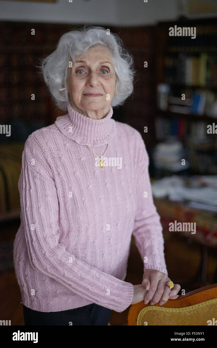 07.05.2015, Budapest, Budapest, Ungarn - Eva Pusztai-Fahidi in ihrer Wohnung in Budapest. Die 90 jährige Auschwitz-Überlebender ist einer der Nebenklaegerin in Oskar Goering Prozess. 0PA130602D056CAROEX. JPG - nicht für den Verkauf in G E R M A N Y, A U S T R I A S W I T Z E R L A N D [MODEL-RELEASE: Nein, PROPERTY-RELEASE: kein (C) Caro Fotoagentur / Ponizak, http://www.caro-images.pl, info@carofoto.pl - bei der Verwendung von des Bilds nicht-journalistischen Zwecken kontaktieren Sie bitte die Agentur - das Bild unterliegt GEMA!] Stockfoto