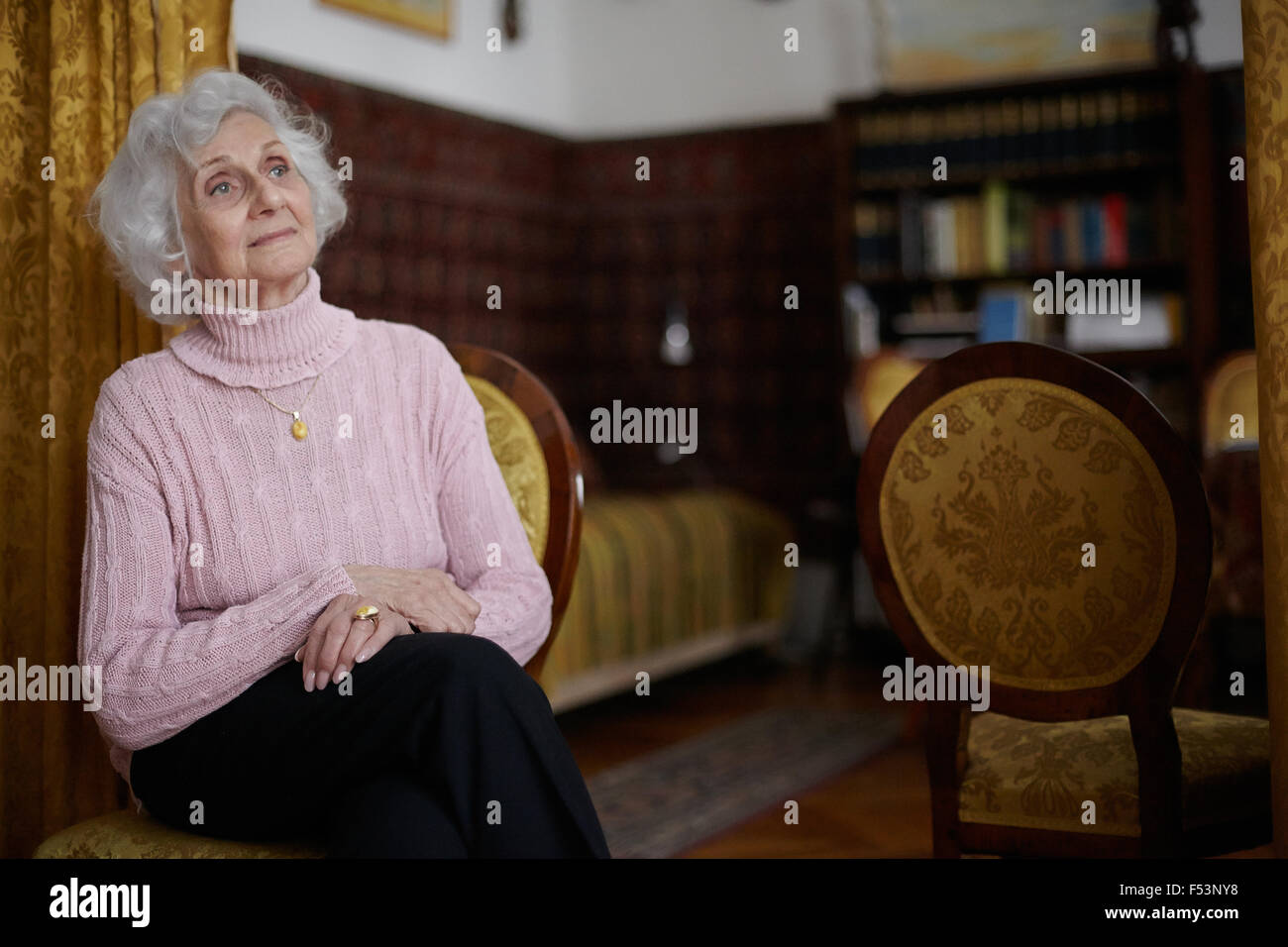 07.05.2015, Budapest, Budapest, Ungarn - Eva Pusztai-Fahidi in ihrer Wohnung in Budapest. Die 90 jährige Auschwitz-Überlebender ist einer der Nebenklaegerin in Oskar Goering Prozess. 0PA130602D075CAROEX. JPG - nicht für den Verkauf in G E R M A N Y, A U S T R I A S W I T Z E R L A N D [MODEL-RELEASE: Nein, PROPERTY-RELEASE: kein (C) Caro Fotoagentur / Ponizak, http://www.caro-images.pl, info@carofoto.pl - bei der Verwendung von des Bilds nicht-journalistischen Zwecken kontaktieren Sie bitte die Agentur - das Bild unterliegt GEMA!] Stockfoto