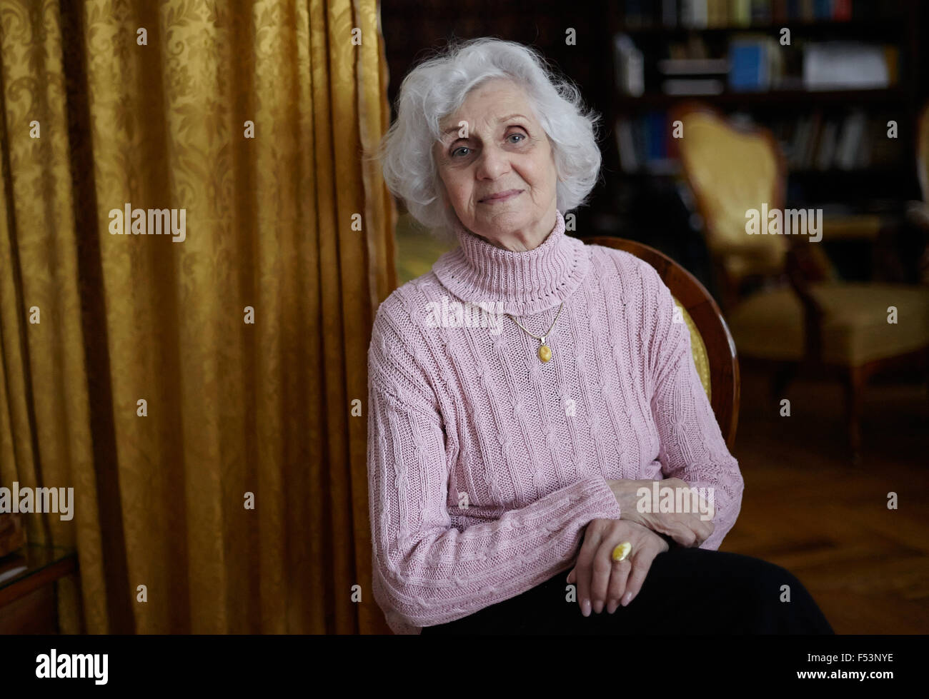 07.05.2015, Budapest, Budapest, Ungarn - Eva Pusztai-Fahidi in ihrer Wohnung in Budapest. Die 90 jährige Auschwitz-Überlebender ist einer der Nebenklaegerin in Oskar Goering Prozess. 0PA130602D090CAROEX. JPG - nicht für den Verkauf in G E R M A N Y, A U S T R I A S W I T Z E R L A N D [MODEL-RELEASE: Nein, PROPERTY-RELEASE: kein (C) Caro Fotoagentur / Ponizak, http://www.caro-images.pl, info@carofoto.pl - bei der Verwendung von des Bilds nicht-journalistischen Zwecken kontaktieren Sie bitte die Agentur - das Bild unterliegt GEMA!] Stockfoto