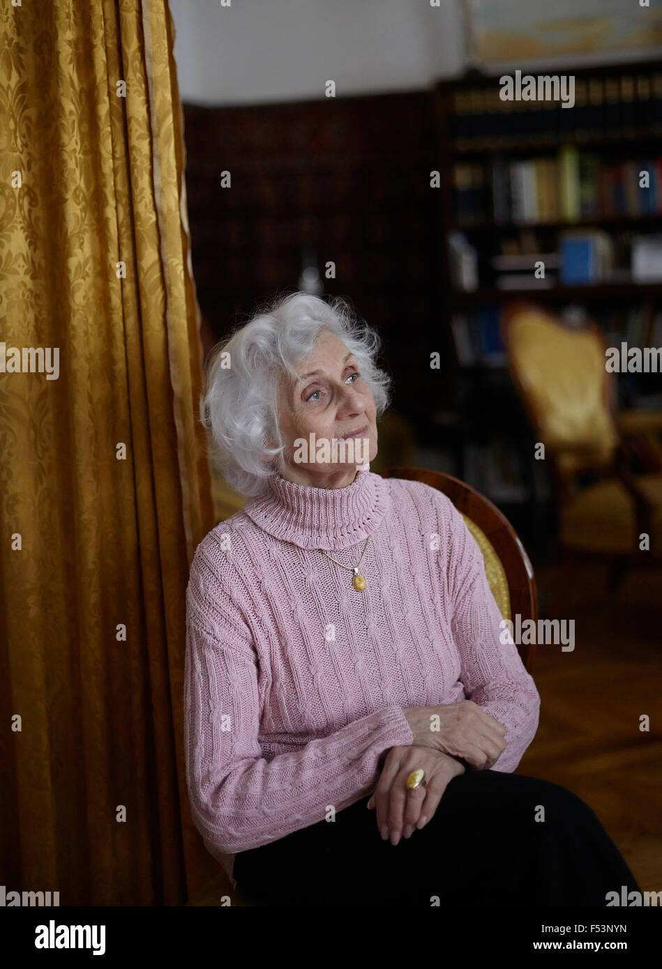 07.05.2015, Budapest, Budapest, Ungarn - Eva Pusztai-Fahidi in ihrer Wohnung in Budapest. Die 90 jährige Auschwitz-Überlebender ist einer der Nebenklaegerin in Oskar Goering Prozess. 0PA130602D092CAROEX. JPG - nicht für den Verkauf in G E R M A N Y, A U S T R I A S W I T Z E R L A N D [MODEL-RELEASE: Nein, PROPERTY-RELEASE: kein (C) Caro Fotoagentur / Ponizak, http://www.caro-images.pl, info@carofoto.pl - bei der Verwendung von des Bilds nicht-journalistischen Zwecken kontaktieren Sie bitte die Agentur - das Bild unterliegt GEMA!] Stockfoto