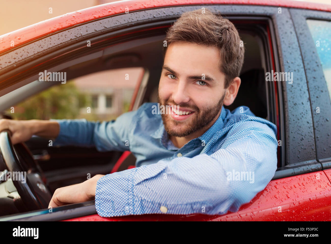 Mann, ein Auto zu fahren Stockfoto