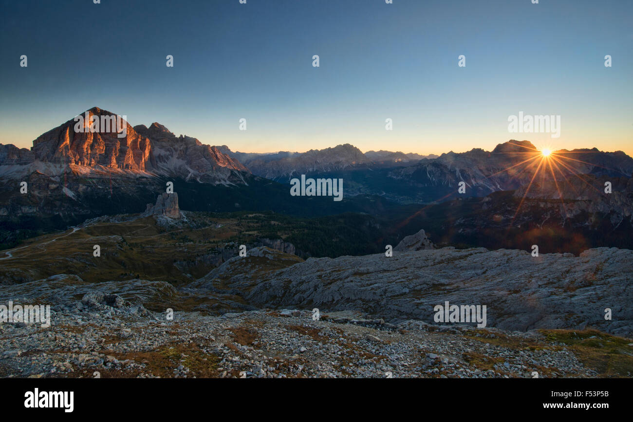 Sonnenaufgang über den Dolomiten, genommen von der Nuvolau Hütte über Passo Falzarego, Belluno, Italien Stockfoto