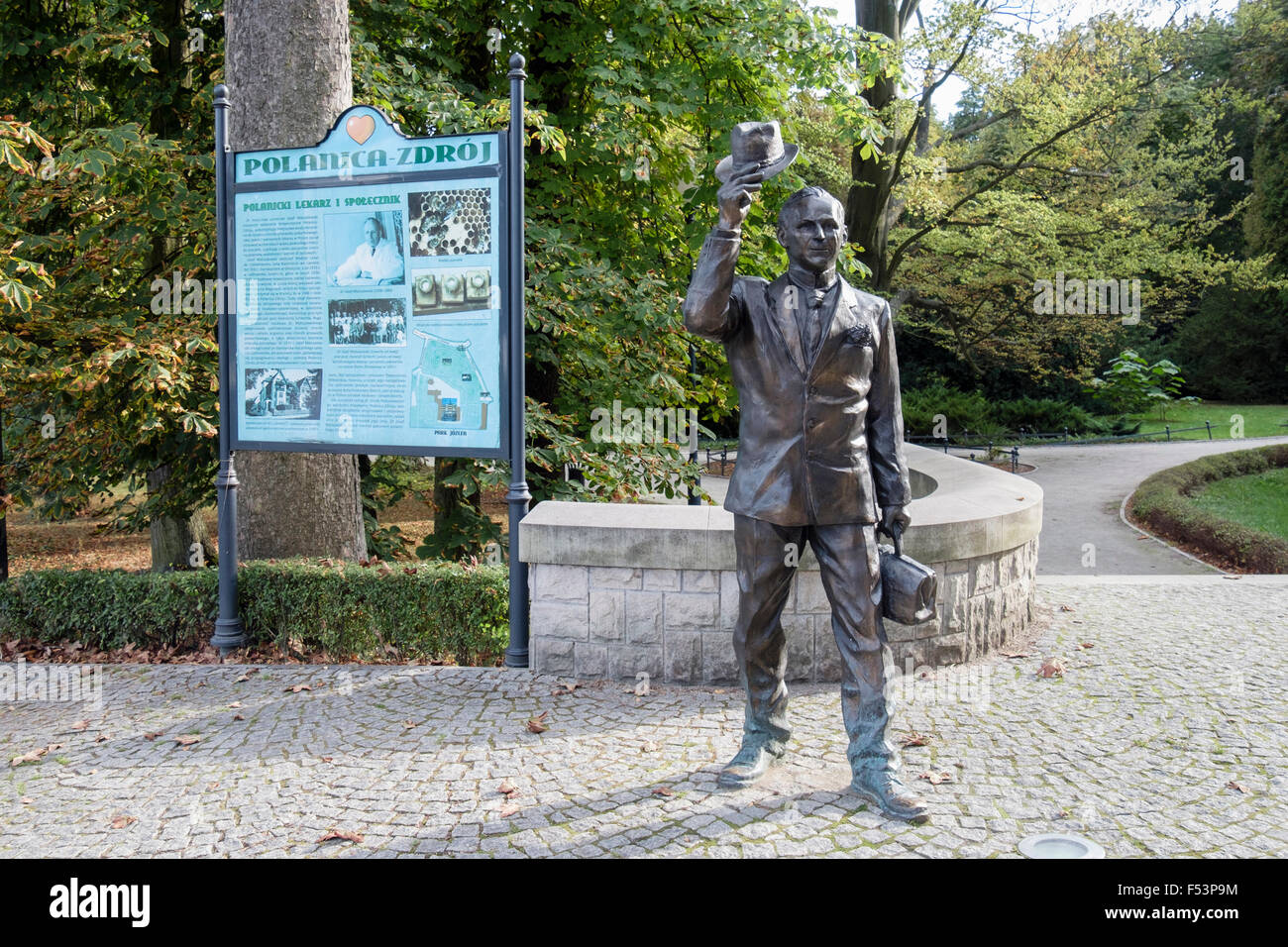 Dr. Jozef Matuszewski und Tourist-Information unterzeichnen Statue außerhalb Park Jozefa in Polanica Zdroj, Glatz, Niederschlesien, Polen Stockfoto