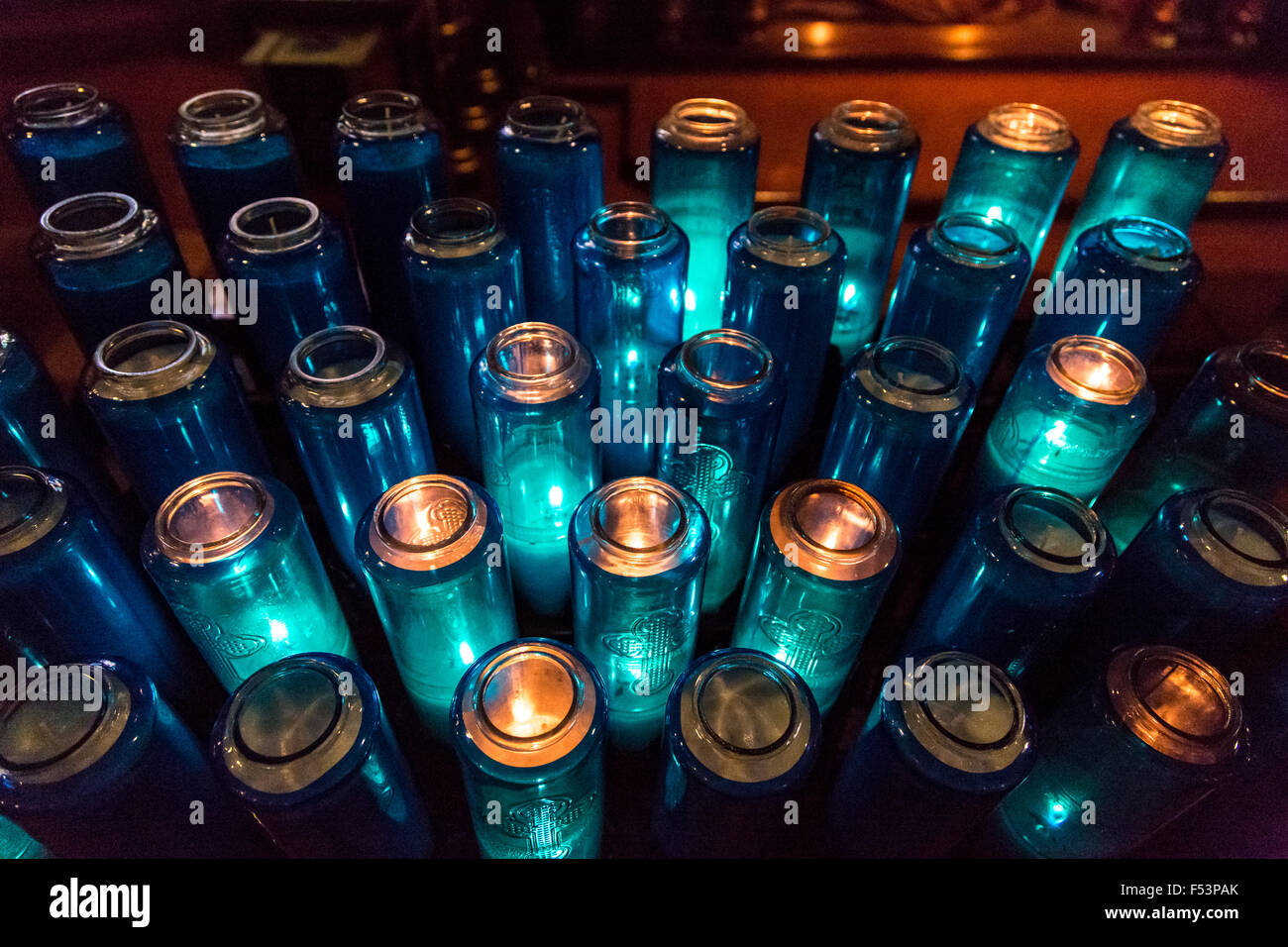 Kerzen in der Basilika Notre Dame, Altstadt, Montreal, Quebec Stockfoto