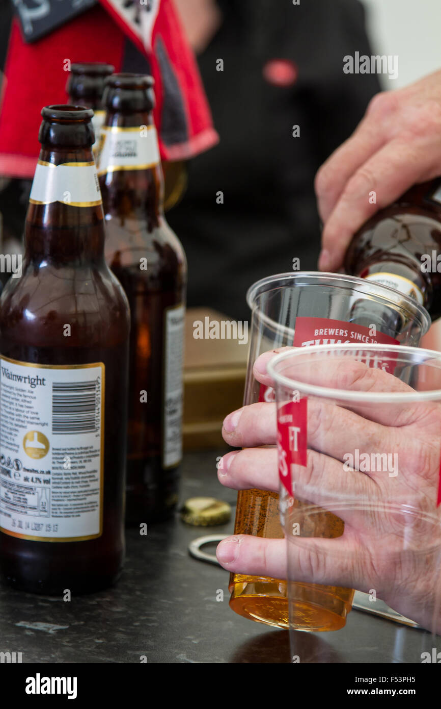 Gießen Sie uns ein Bier Stockfoto