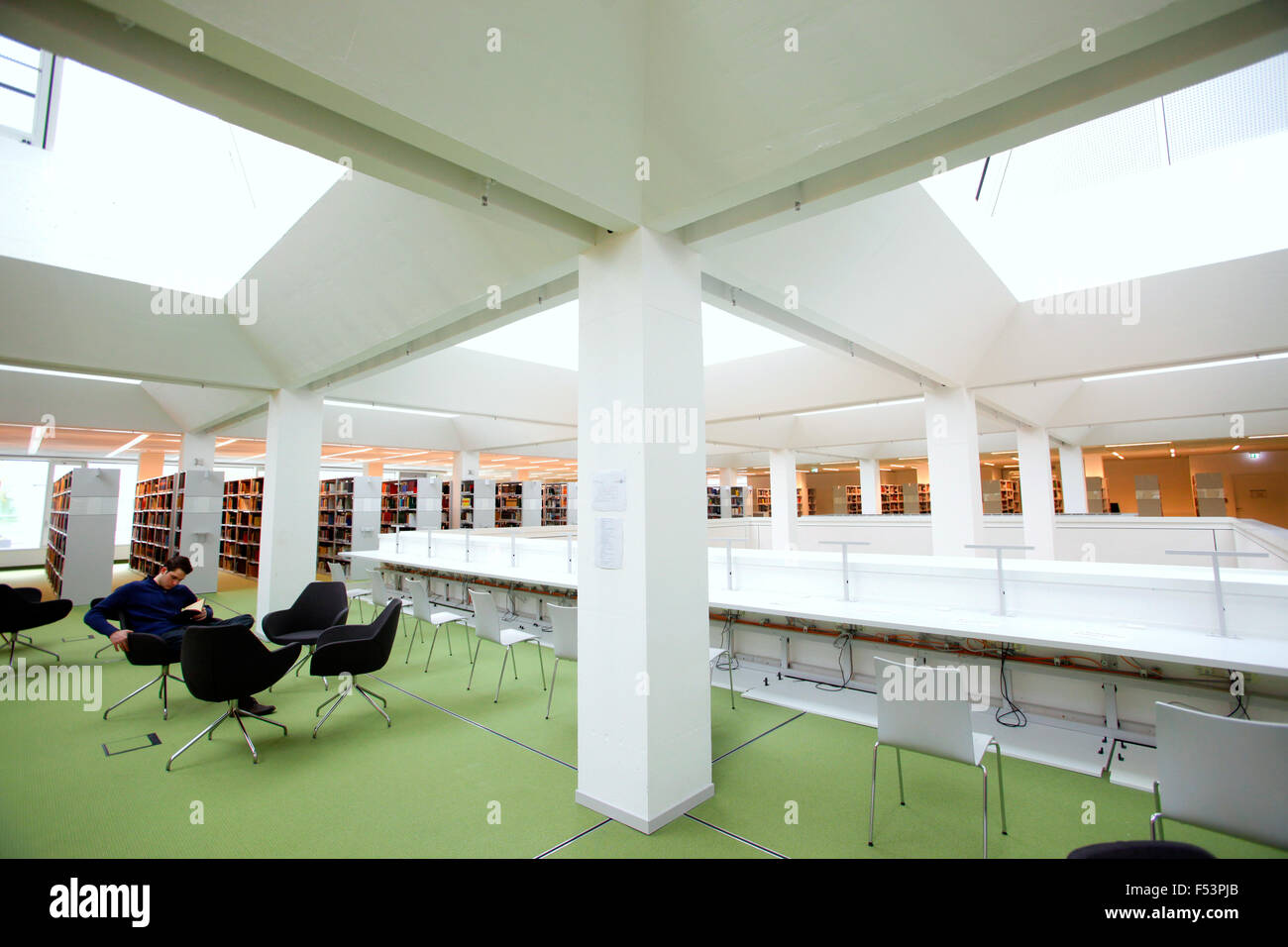 27.04.2015, Berlin, Berlin, Deutschland - Freie UniversitŠt (FU) Berlin präsentiert das neue Gebäude für kleine Taschen und der Campusbibliothek. 0PA150427D669CAROEX. JPG - nicht für den Verkauf in G E R M A N Y, A U S T R I A S W I T Z E R L A N D [MODEL-RELEASE: Nein, PROPERTY-RELEASE: kein (C) Caro Fotoagentur / Ponizak, http://www.caro-images.pl, info@carofoto.pl - bei der Verwendung von des Bilds nicht-journalistischen Zwecken kontaktieren Sie bitte die Agentur - das Bild unterliegt GEMA!] Stockfoto