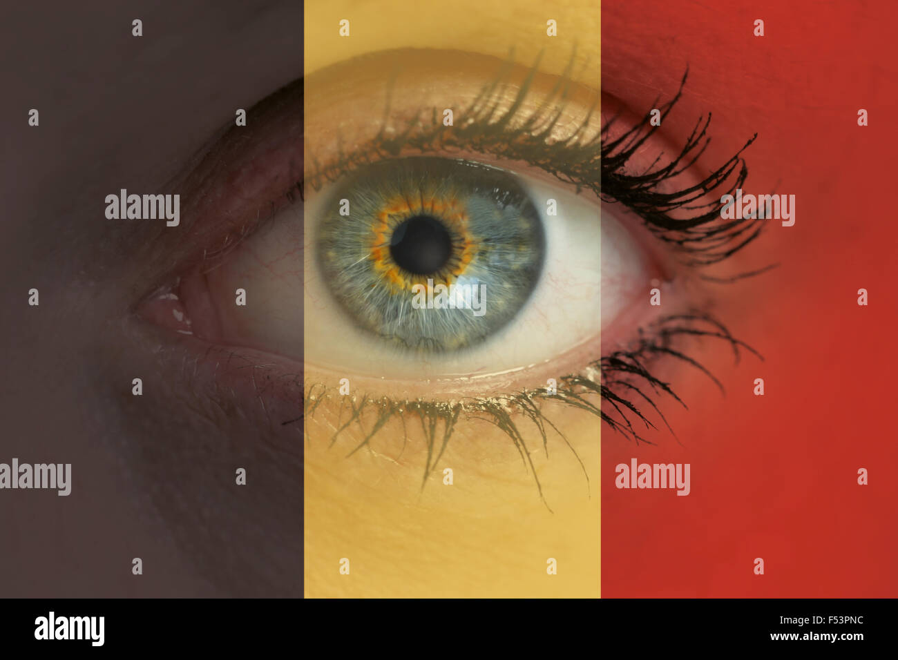 Auge schaut durch Belgien Fahne Hintergrund Konzept Makro. Stockfoto