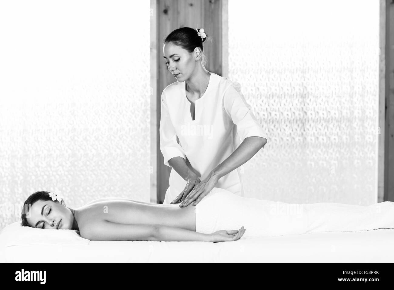 Schöne Brünette einer Massage Stockfoto