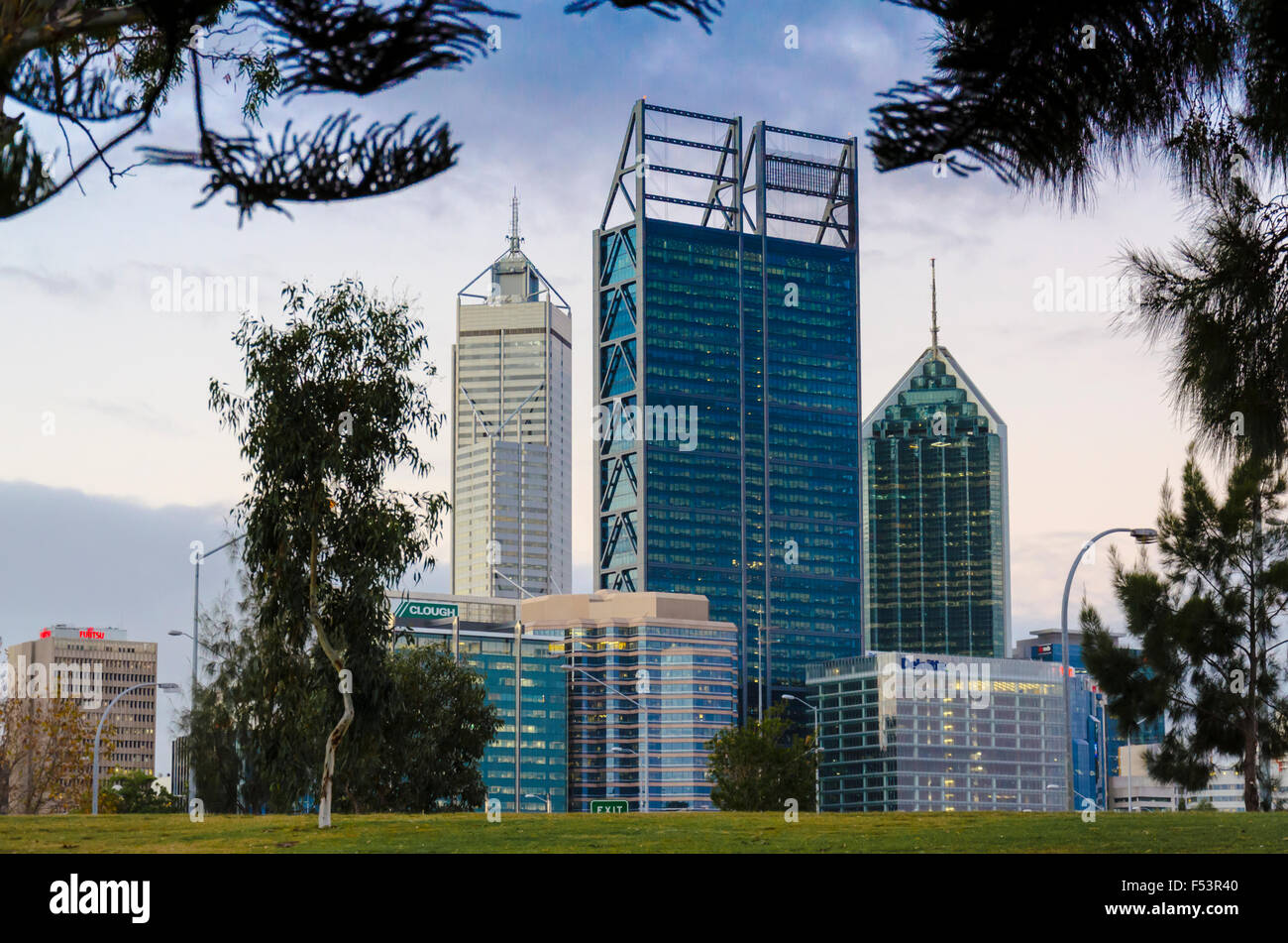 Perth CBD einschließlich der BHPB Gebäude, Western Australia aus einem nahe gelegenen park Stockfoto