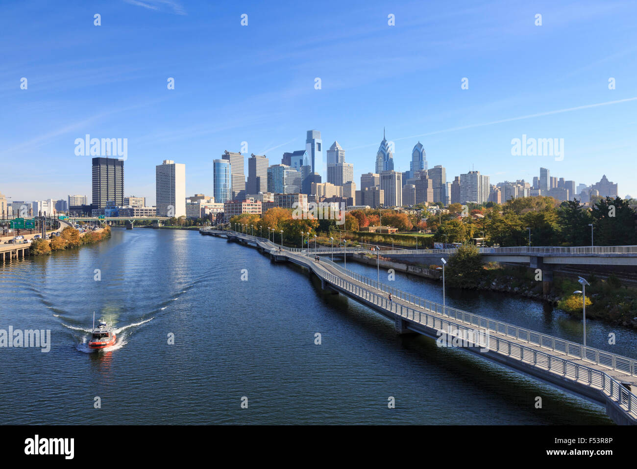Skyline von Philadelphia und Boot mit Schuylkill River Park Promenade, Philadelphia, Pennsylvania, USA Stockfoto