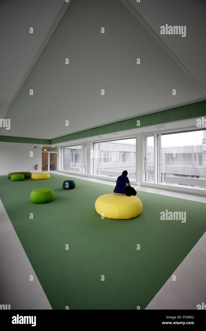 27.04.2015, Berlin, Berlin, Deutschland - Freie UniversitŠt (FU) Berlin präsentiert das neue Gebäude für kleine Taschen und der Campusbibliothek. 0PA150427D838CAROEX. JPG - nicht für den Verkauf in G E R M A N Y, A U S T R I A S W I T Z E R L A N D [MODEL-RELEASE: Nein, PROPERTY-RELEASE: kein (C) Caro Fotoagentur / Ponizak, http://www.caro-images.pl, info@carofoto.pl - bei der Verwendung von des Bilds nicht-journalistischen Zwecken kontaktieren Sie bitte die Agentur - das Bild unterliegt GEMA!] Stockfoto