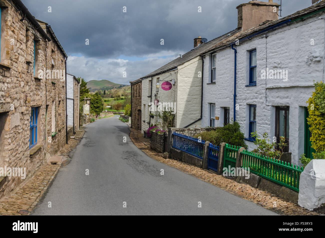 Blick nach Westen in Dent Dorf Dentdale Cumbria. Stockfoto