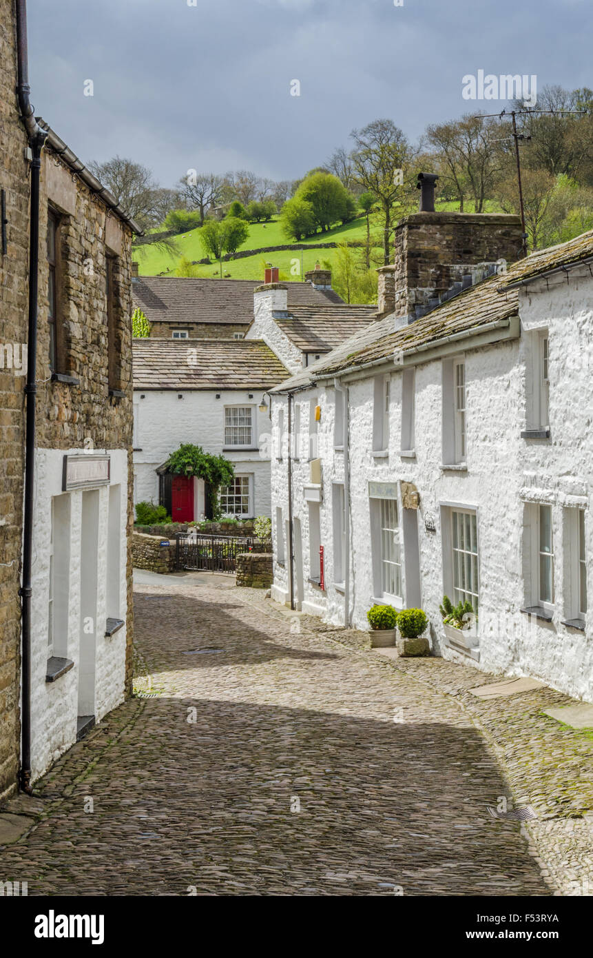Gepflasterten Straße und weiß getünchten Häusern in der charmanten Dorf von Dent Cumbria Stockfoto