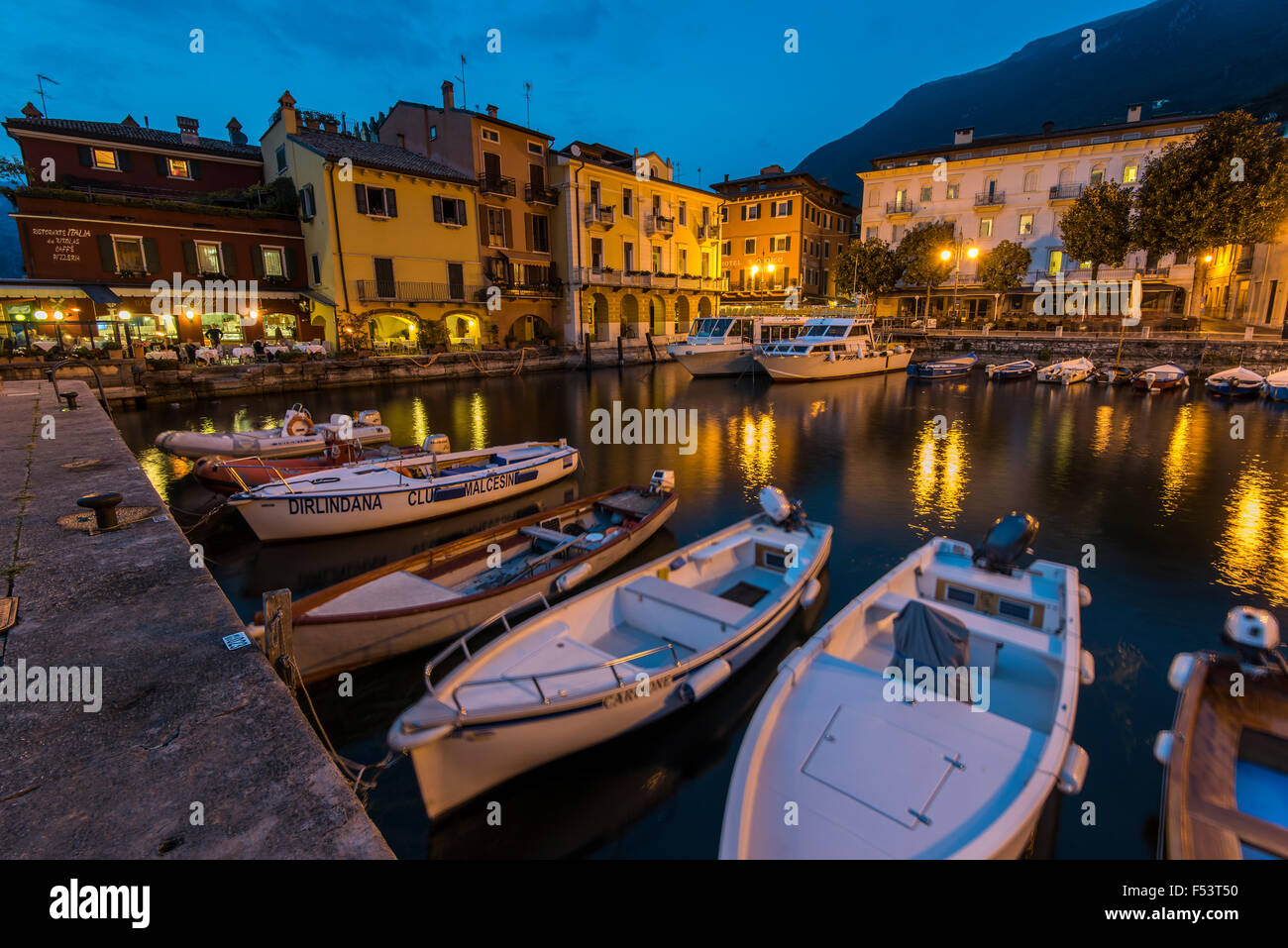 Nacht-Blick auf den Hafen von Malcesine, Gardasee, Veneto, Italien Stockfoto