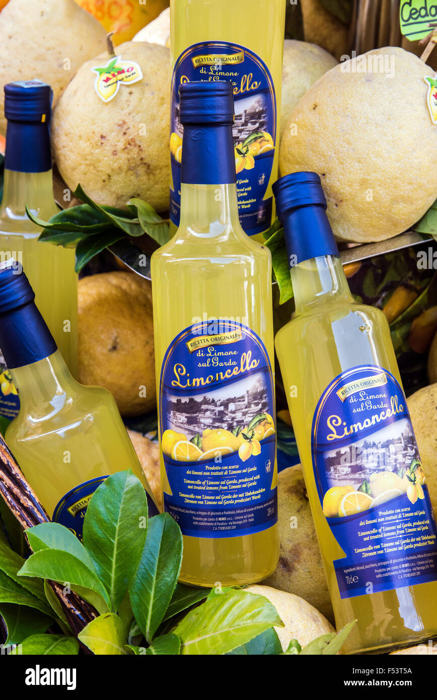 Flaschen von Zitrone lokalen Limoncello-Likör zum Verkauf, Limone Sul Garda, Gardasee, Lombardei, Italien Stockfoto