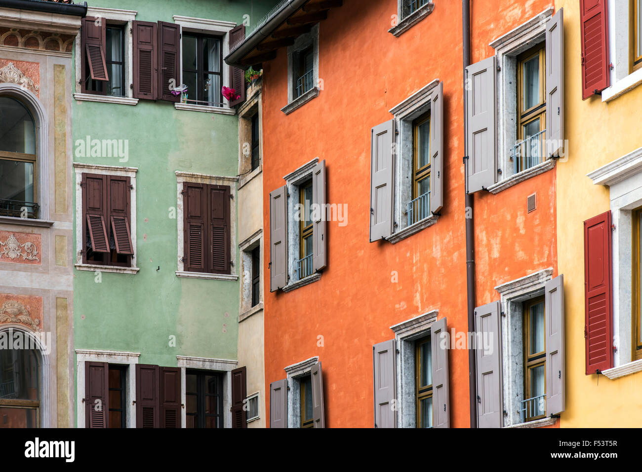 Bunte Häuser in Riva del Garda, Gardasee, Trentino, Italien Stockfoto Bunte Häuser in Riva del Garda, Gardasee, Trentino, Italien Stockfoto