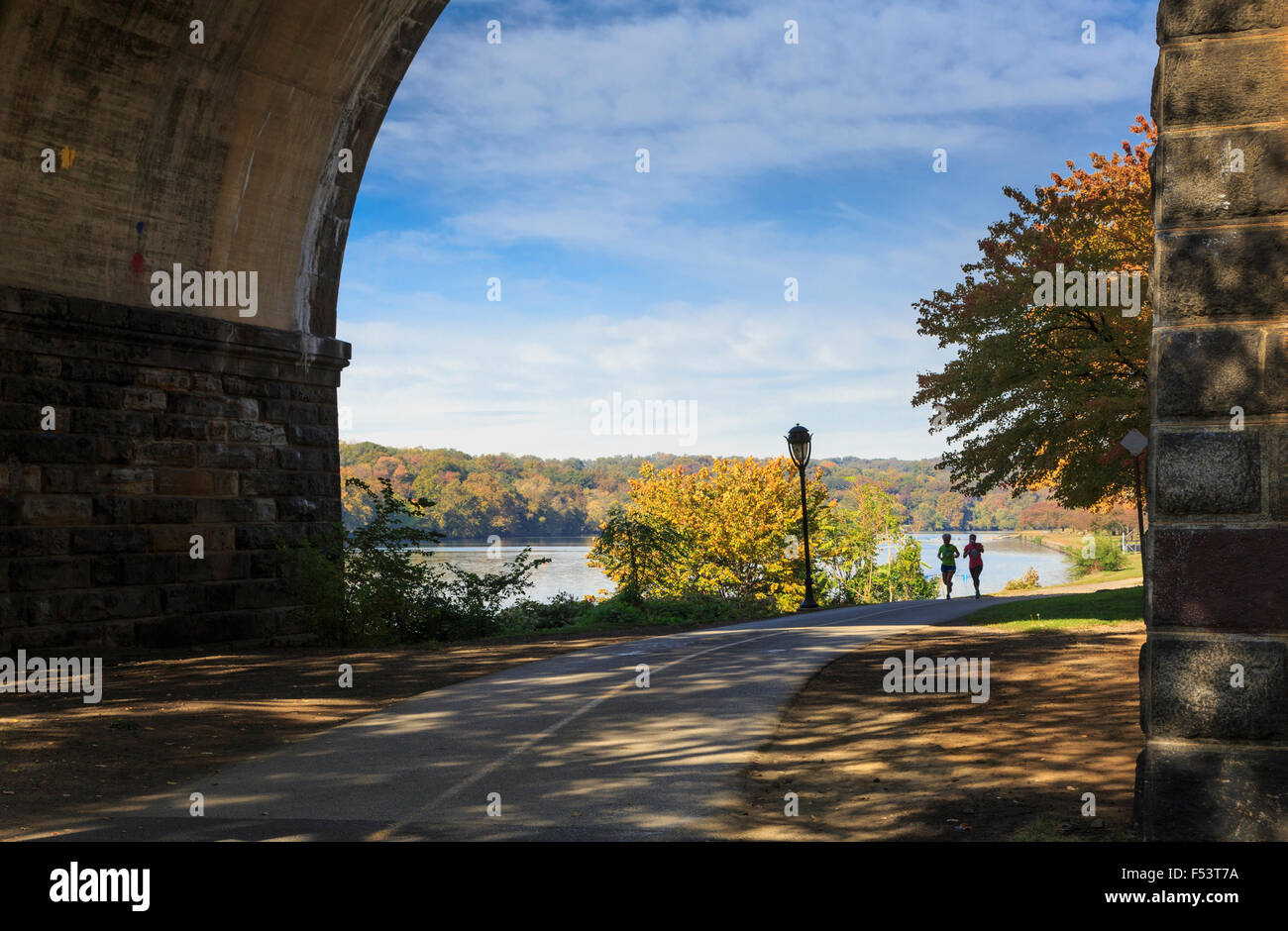 Fairmount Park im Herbst entlang des Schuylkill River in der Nähe von Girard Brücke, Philadelphia, Pennsylvania Stockfoto