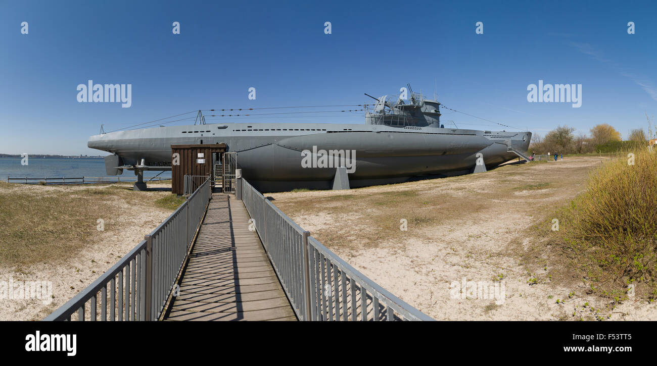 19.04.2015, Laboe, Schleswig-Holstein, Deutschland-das u-Boot U 995 als Museumsschiff am Fuße des Naval-Denkmal in Laboe. U-995 ist eine Methode, die im zweiten Weltkrieg deutsches u-Boot Typ VII C / 41 der ehemaligen Marine. Es wurde im September 1943 in Dienst gestellt und neun Patrouillen abgeschlossen. Nach dem Krieg ging U 995 als Test und Training Boot KNM Kaura in den Besitz der Königlichen Norwegischen Marine. Im Jahr 1965 die Rückkehr nach Deutschland, am 2. Oktober 1971, die offizielle Übergabe und seit 13. März 1972 ist das u-Boot als Museum Schiff am Fuße des Naval-Denkmal in Laboe. Betreiber von der Techni Stockfoto