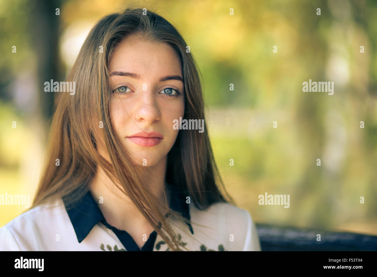 Junge lächelnde Teenager-Mädchen in Kamera. Hübsche Studentin Sommertag zu genießen Stockfoto