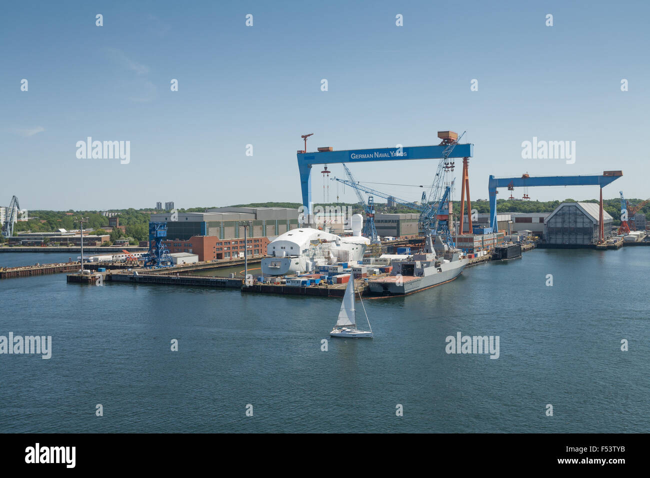 05.06.2015, Kiel, Schleswig-Holstein, Deutschland - die ehemaligen Werft HDW Tradition Ende 2012 in der ThyssenKrupp Marine Systems GmbH (TKMS) umbenannt wurde. Im Frühjahr 2015 erhielt der Portalkran einen neuen Anstrich mit der Aufschrift deutschen Marinewerften. 0PR150605D018CAROEX. JPG - nicht für den Verkauf in G E R M A N Y, A U S T R I A S W I T Z E R L A N D [MODEL-RELEASE: nicht anwendbar, PROPERTY-RELEASE: kein (C) Caro Fotoagentur / Pries, http://www.caro-images.pl, info@carofoto.pl - bei der Verwendung von des Bilds nicht-journalistischen Zwecken kontaktieren Sie bitte die Agentur - das Bild unterliegt GEMA!] Stockfoto