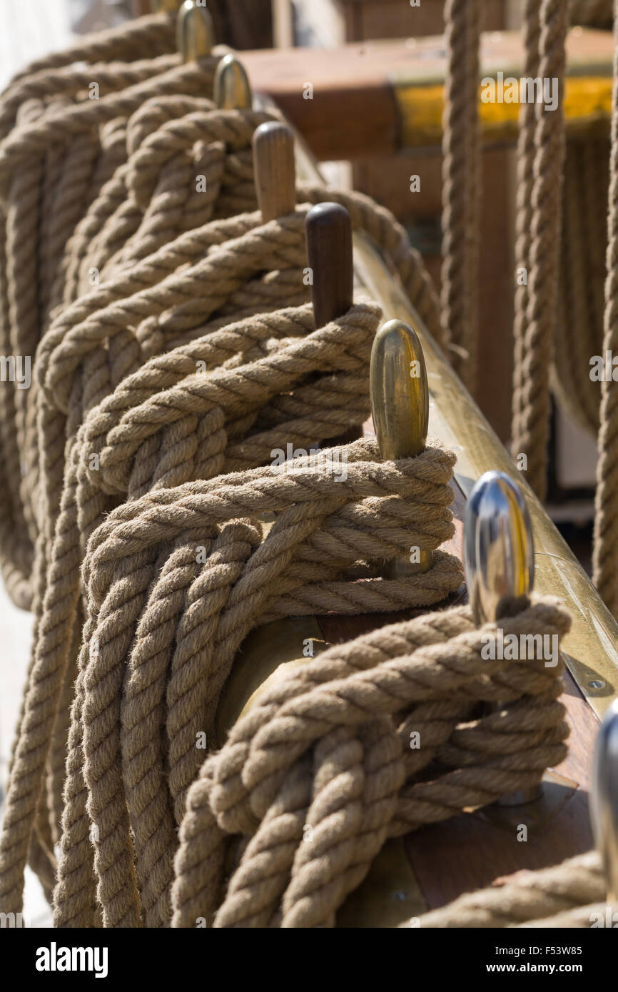 21.06.2015, Kiel, Schleswig-Holstein, Deutschland - Open im Schiff-Marinestützpunkt / Scheerhafen während der Kieler Woche. Das Segelschulschiff Gorch - Fock der deutschen Marine. Detailliertes Bild von Leinen und Belegnaegeln. 0PR150621D019CAROEX. JPG - nicht für den Verkauf in G E R M A N Y, A U S T R I A S W I T Z E R L A N D [MODEL-RELEASE: nicht anwendbar, PROPERTY-RELEASE: kein (C) Caro Fotoagentur / Pries, http://www.caro-images.pl, info@carofoto.pl - bei der Verwendung von des Bilds nicht-journalistischen Zwecken kontaktieren Sie bitte die Agentur - das Bild unterliegt GEMA!] Stockfoto