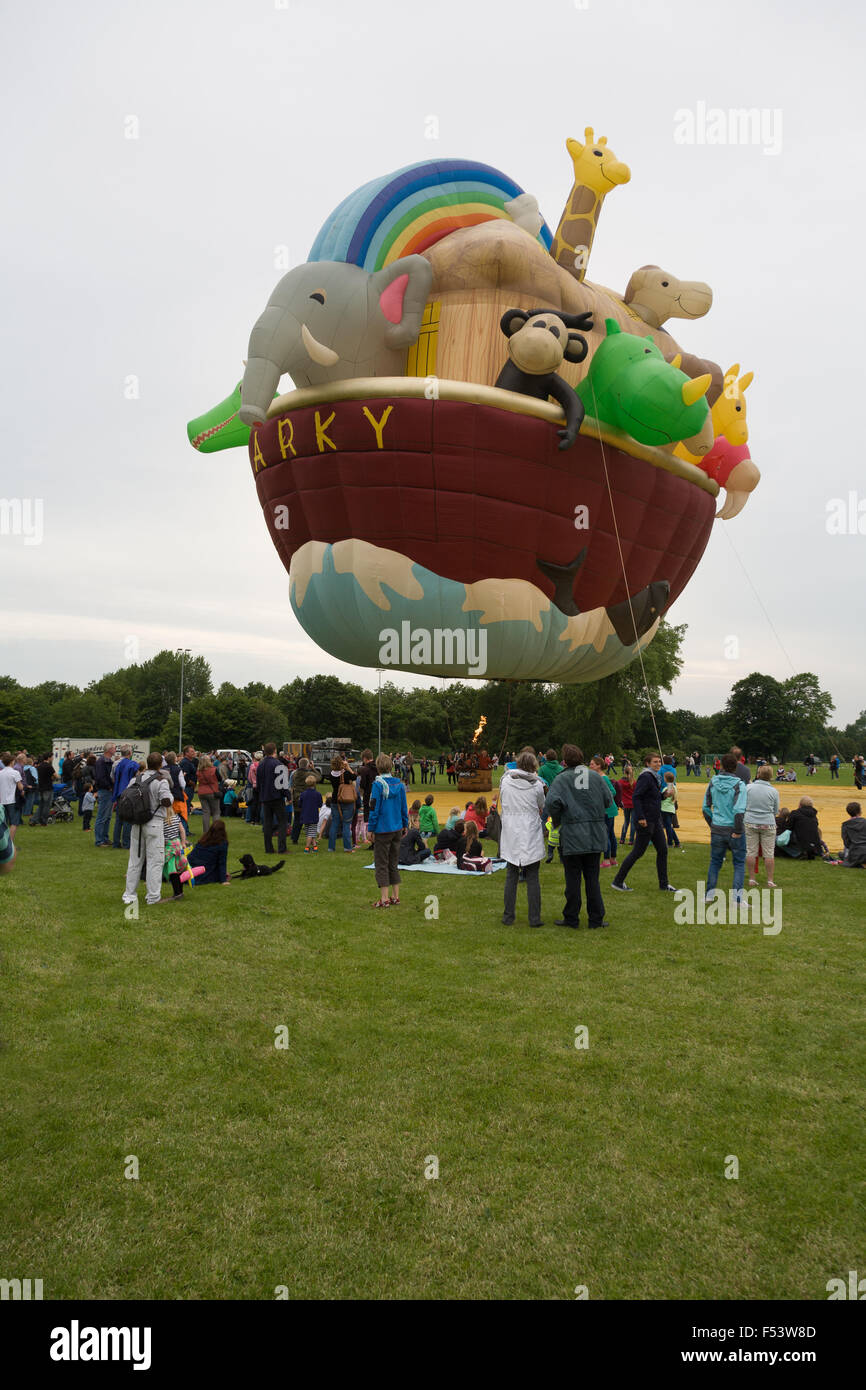 27.06.2015, Kiel, Schleswig-Holstein, Deutschland - Europa-Premiere der Heißluft Ballon - Arche NOAH (kurz: Arky) bei der Veranstaltung - Ballon SAIL Wochentags --Kieler. Gezeigt werden die Gesichter der 28 Tiere, die in die Arche Noah gesehen werden kann. Dieser Ballon wurde 1995 in den USA gegründet. Die Schale hat eine Länge von etwa 30 Metern, einer Breite von 16 und einer Höhe von knapp über 25 Meter. 0PR150626D002CAROEX. JPG - nicht für den Verkauf in G E R M A N Y, A U S T R I A S W I T Z E R L A N D [MODEL-RELEASE: Nein, PROPERTY-RELEASE: kein (C) Caro Fotoagentur / Pries, http://www.caro-images.pl, info@carofoto.pl - im Fall Stockfoto