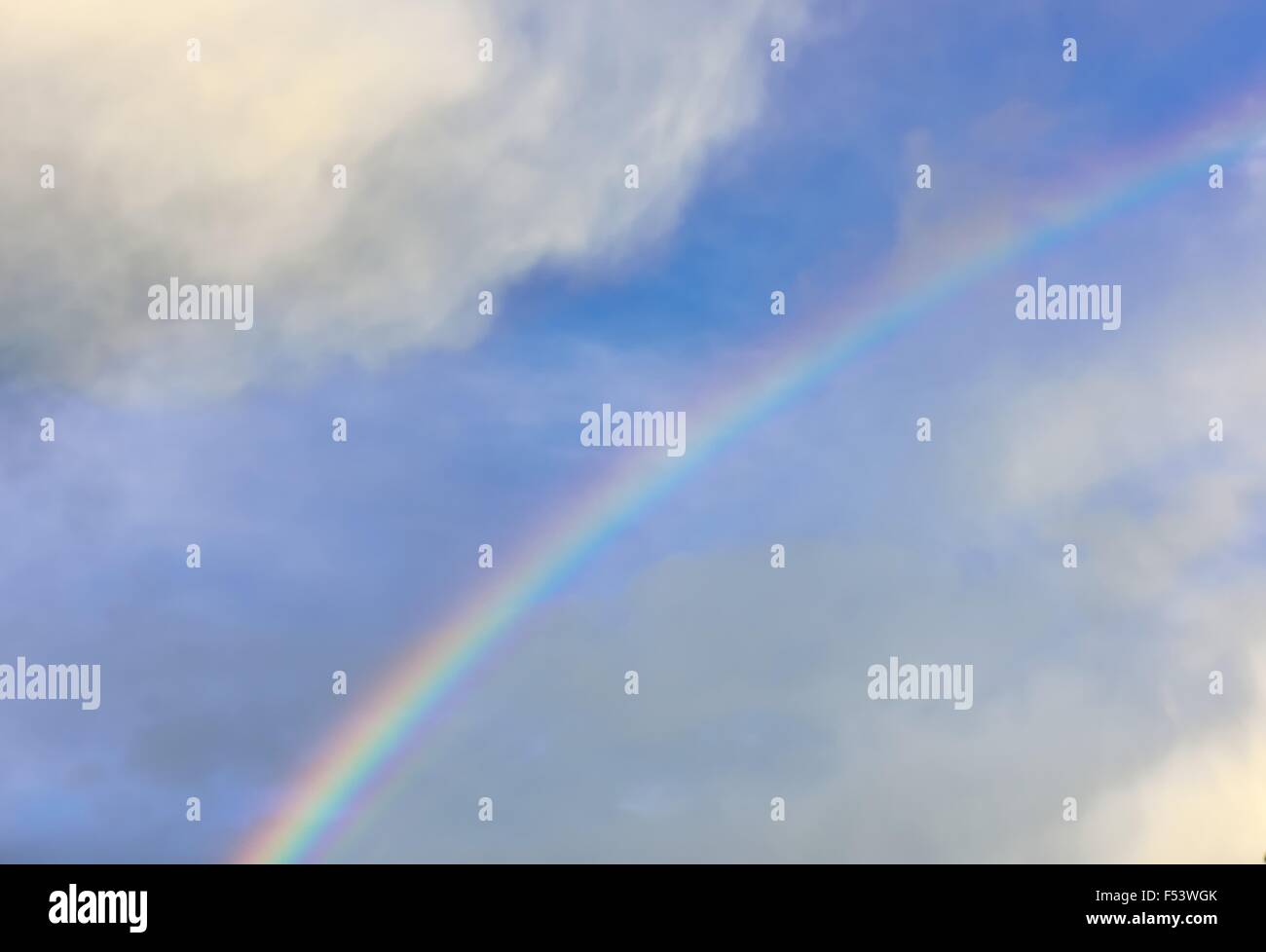 Regenbogen, blauer Himmel und Wolken, Bayern, Deutschland Stockfoto
