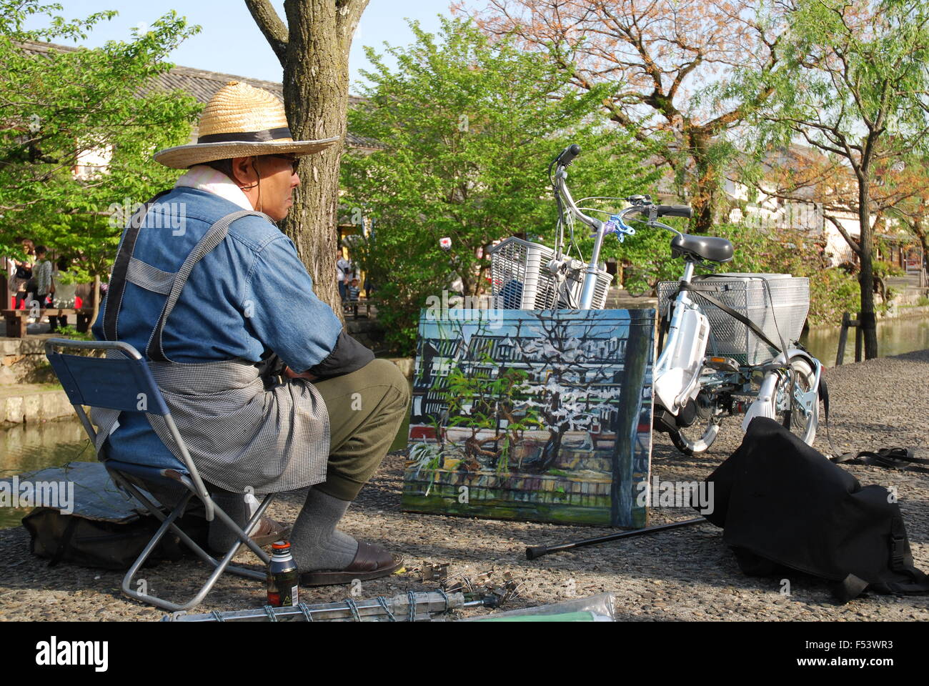 Künstler genießen Malerei am Fluss in Kurashiki, Okayama, Japan Stockfoto