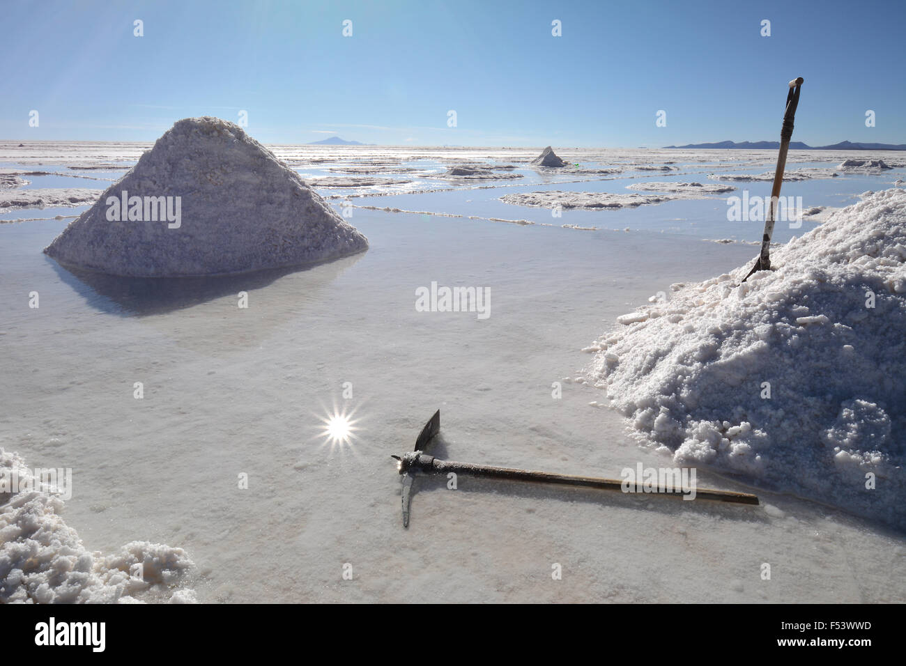 Traditionelle Salzgewinnung mit Abholung und Schaufel, auf den Salzsee Salar de Uyuni, Altiplano, Bolivien Stockfoto