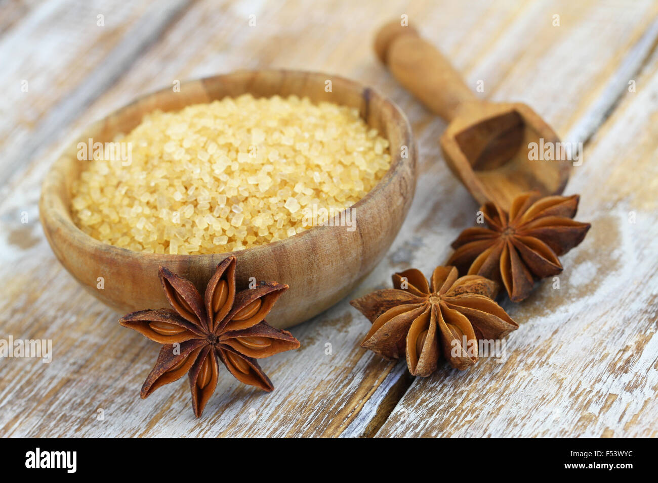 Brauner Zucker in Holzschale und Sternanis auf rustikalen Holzoberfläche Stockfoto