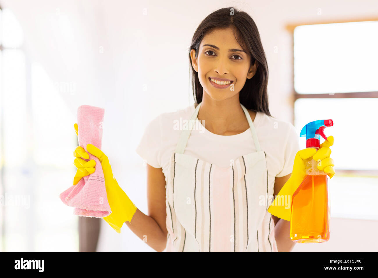 ziemlich indische Hausfrau Hausarbeit Stockfoto