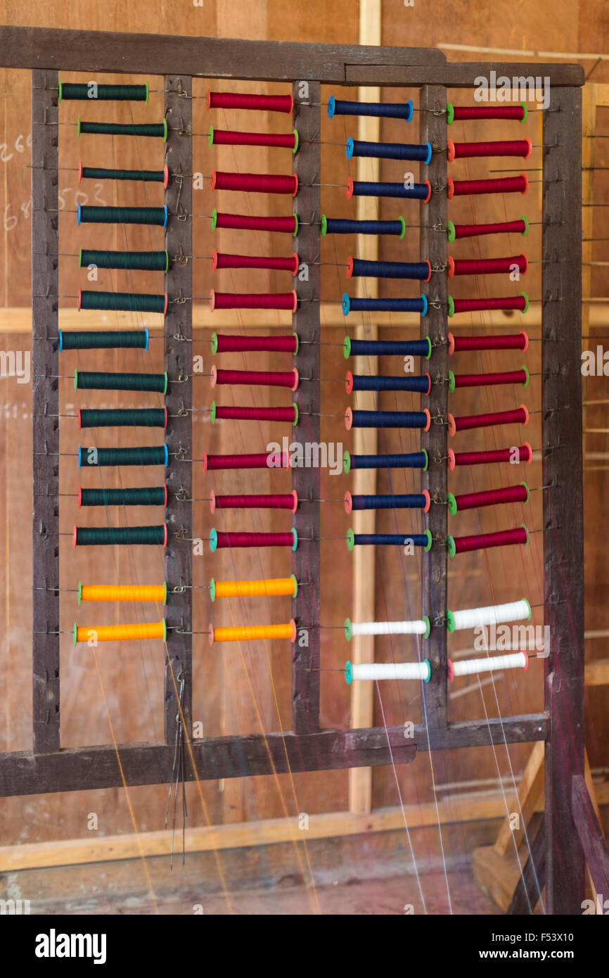 Farbige Bänder aus Garn für Handweberei, Jakar, Bhutan Stockfoto