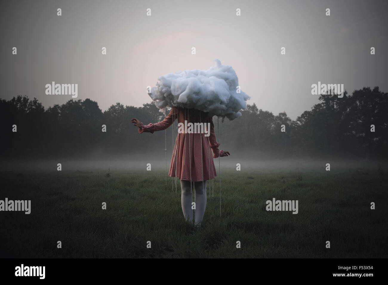 Frau mit einer Wolke bei Regenwetter, surreal Stockfoto