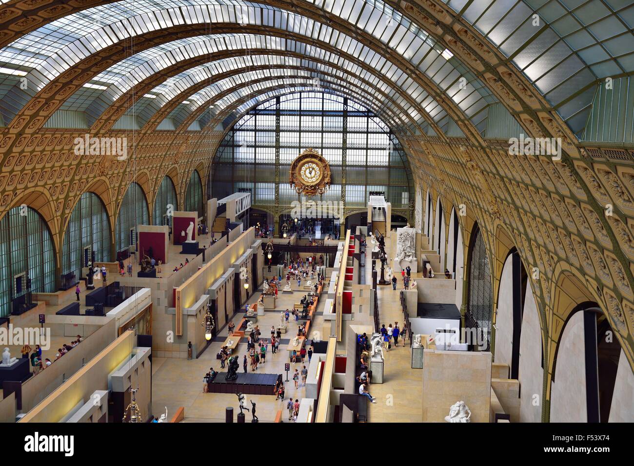 Ehemaliger Bahnhof Bahnhofshalle, Skulpturen-Ausstellung mit den Besuchern des Musée Quai d ' Orsay, Paris, Île-de-France, Frankreich Stockfoto