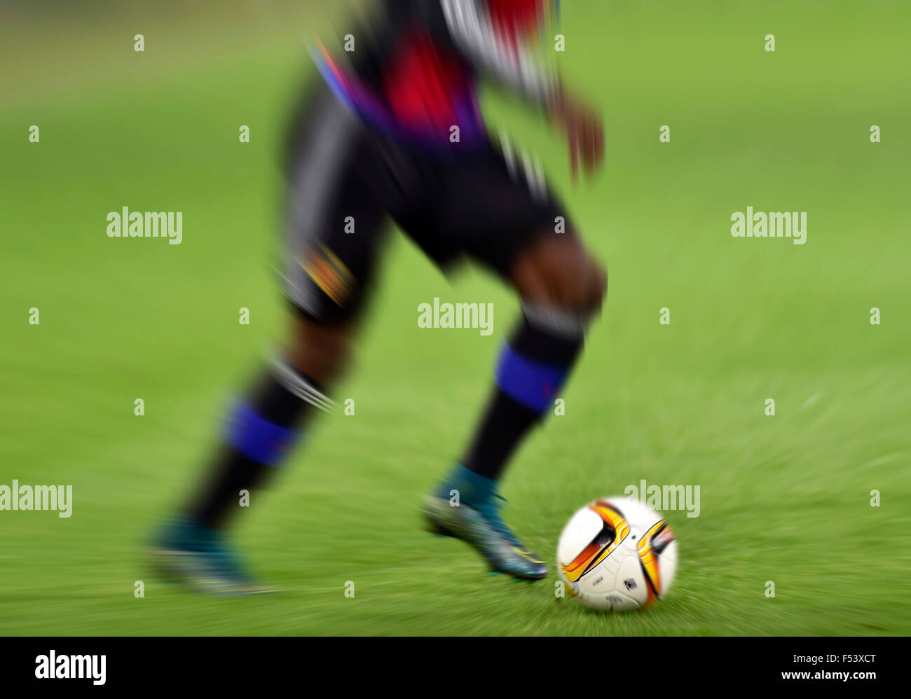 Fußball und die Beine eines Fußballspielers gezoomt, Basel, Schweiz Stockfoto
