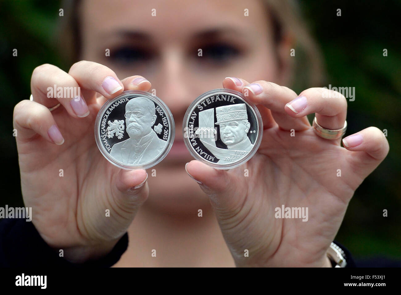 Brno, Tschechische Republik. 27. Oktober 2015. Präsentation von Gedenkmedaillen gewidmet der Tschechoslowakei Vater T. Garrigue Masaryk (links) und M. R. Stefanik in Brno, Tschechische Republik, 27. Oktober 2015. © Vaclav Salek/CTK Foto/Alamy Live-Nachrichten Stockfoto