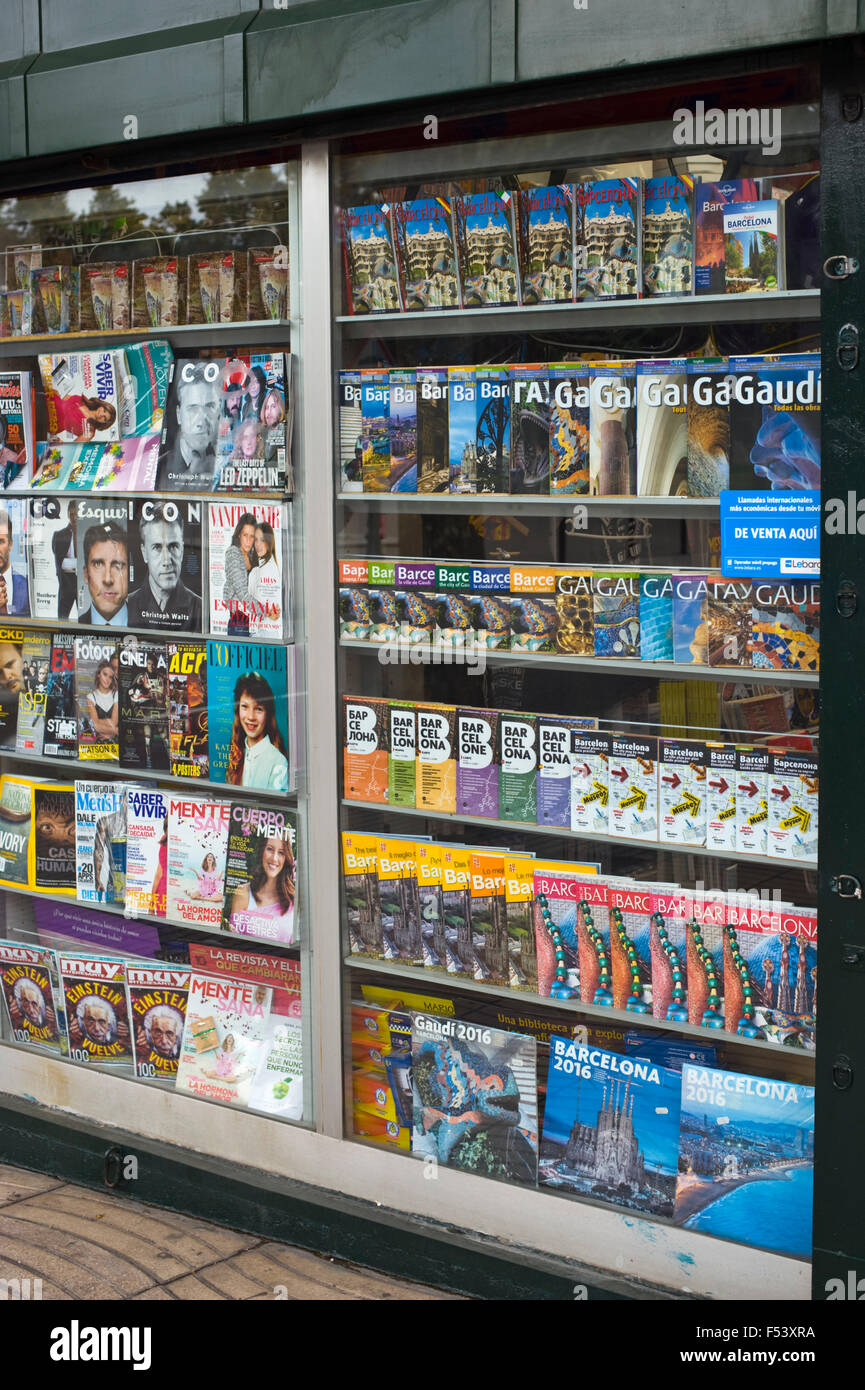 Zeitschriften und touristischen Reiseführern am Kiosk Stand auf der La Rambla in Barcelona Katalonien Spanien ES Stockfoto
