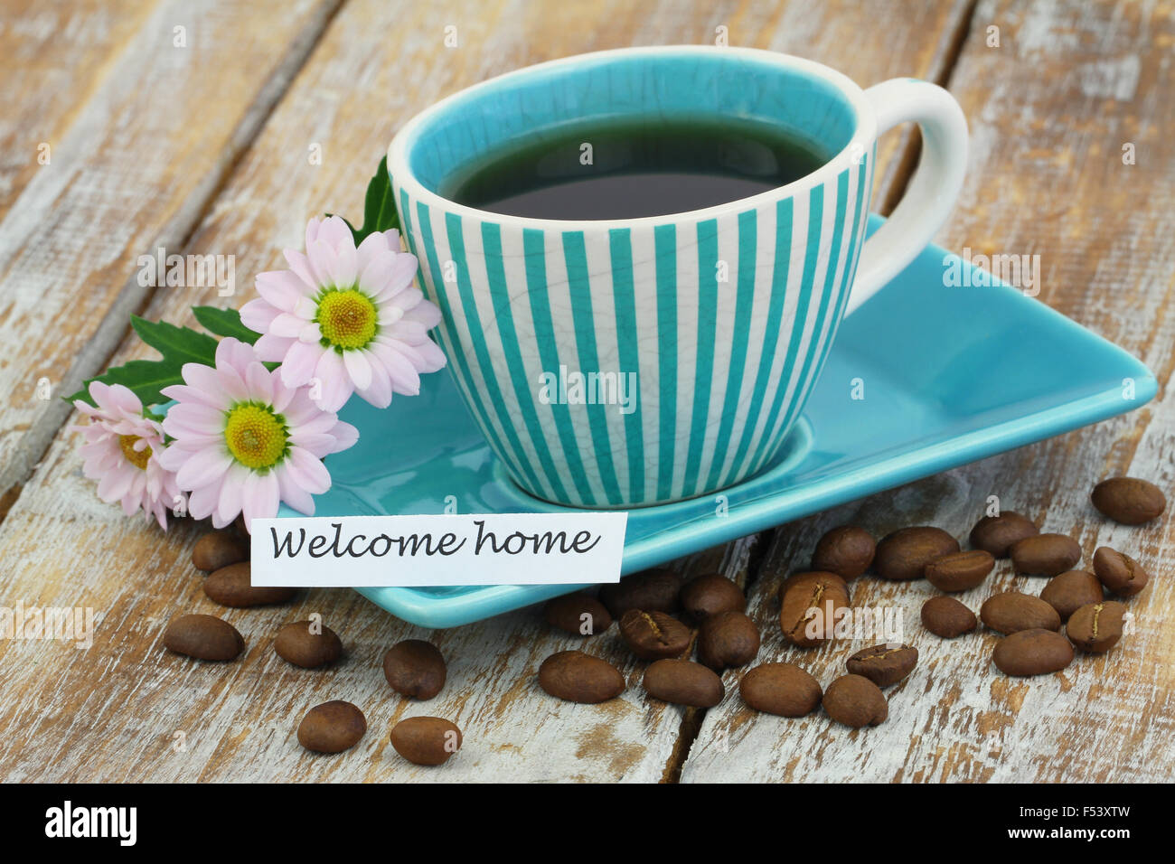 Willkommen Startkarte mit Tasse Kaffee und rosa Gänseblümchen Blumen Stockfoto