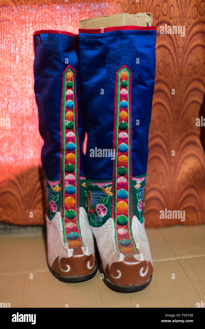 Traditionelle bhutanische Stiefel, Jakar, Bumthang, Bhutan Stockfoto