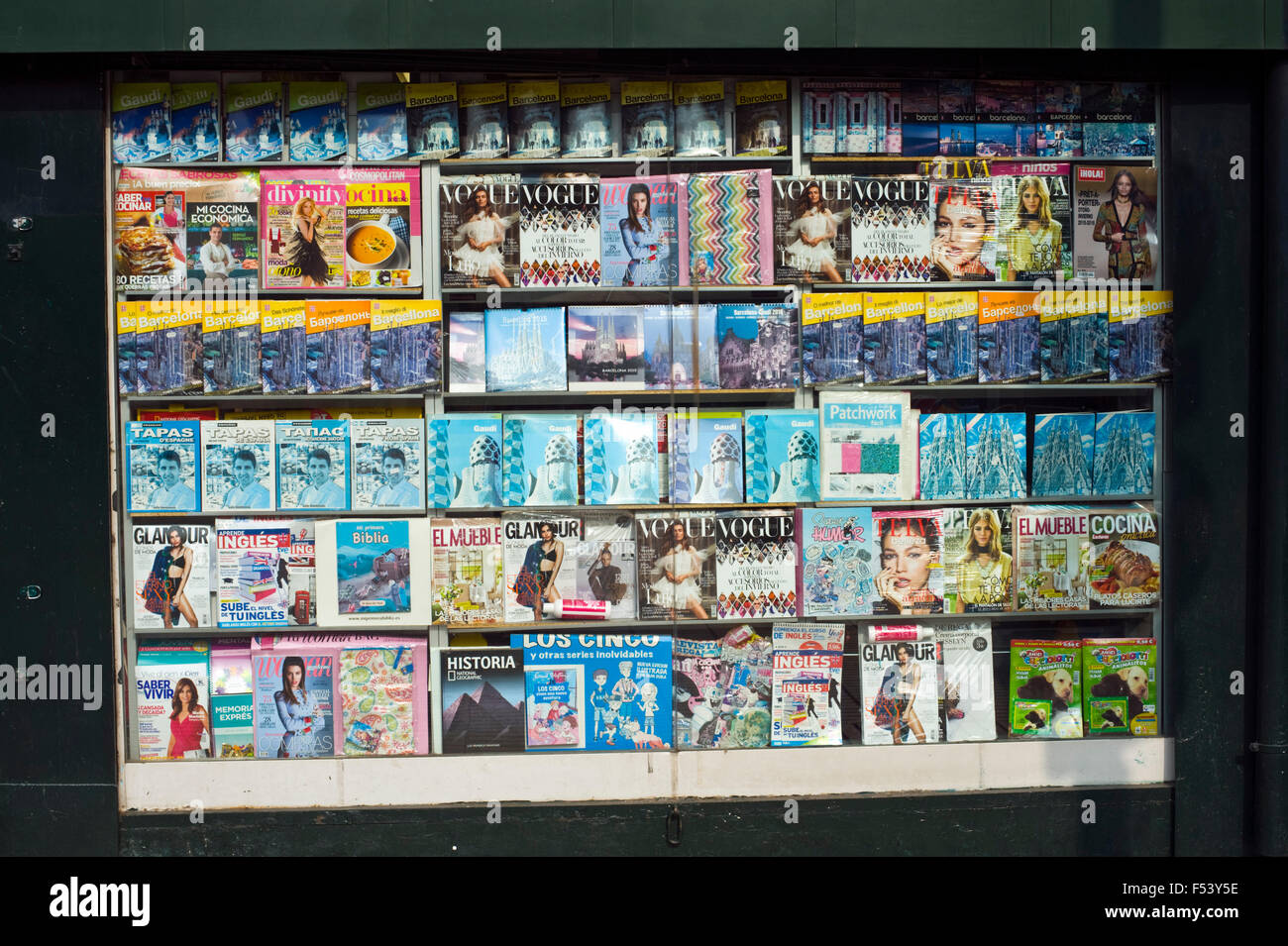Zeitschriften und touristischen Reiseführern am Kiosk Stand auf der La Rambla in Barcelona Katalonien Spanien ES Stockfoto