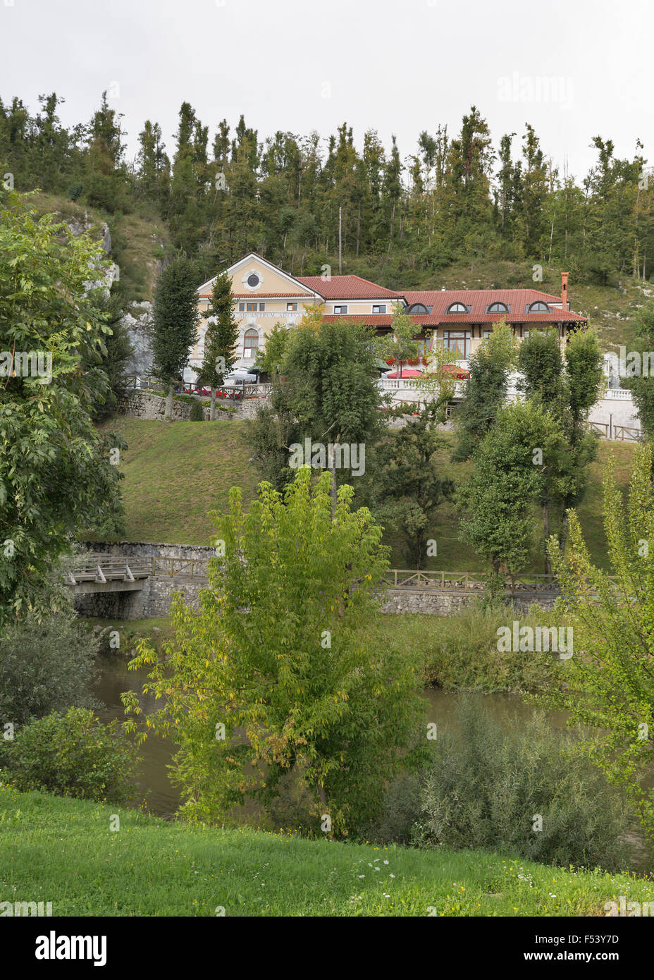 Postojna Grotte Eintrag Gebäude und Fluss Pivka, Slowenien Stockfoto