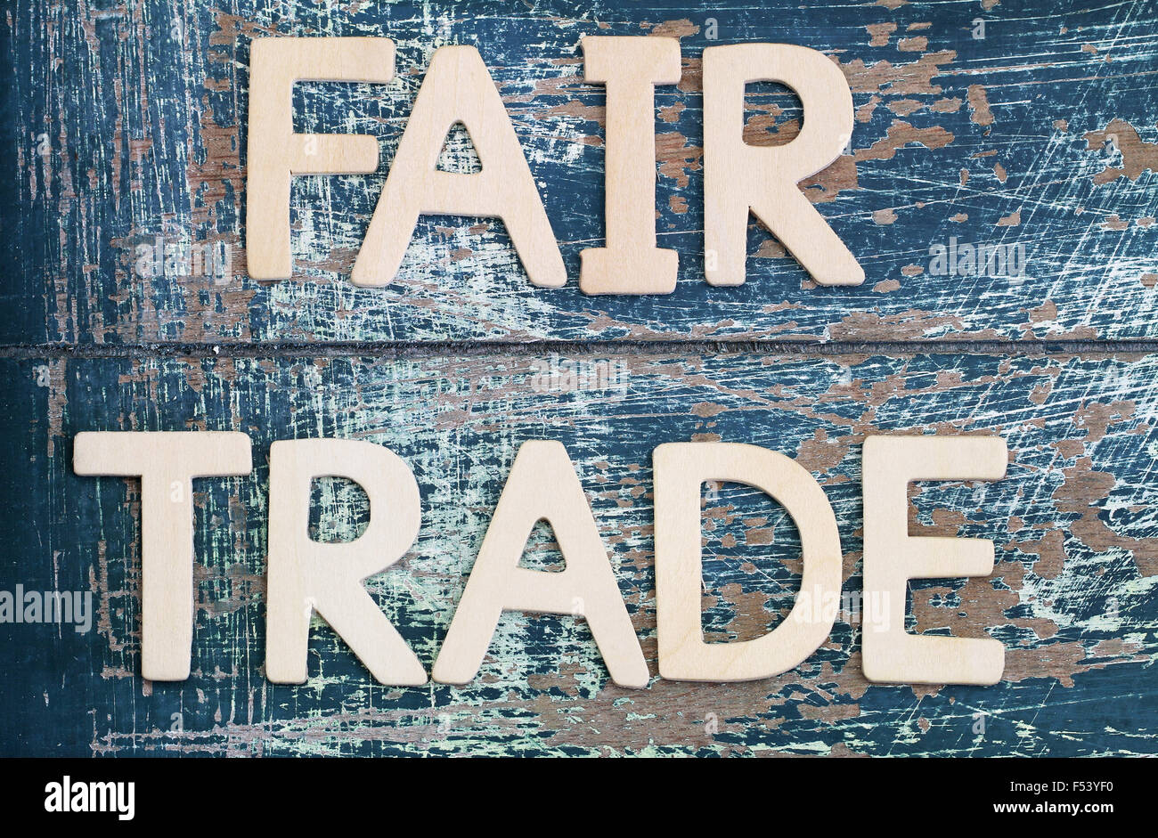 Fair-Trade geschrieben am rustikalen Holzoberfläche Stockfoto