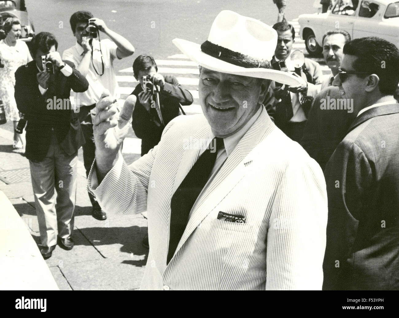 Der amerikanische Schauspieler John Wayne zu Fuß in Rom, Italien Stockfoto